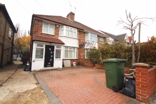 St. Davids Drive, Edgware, HA8 6JH
